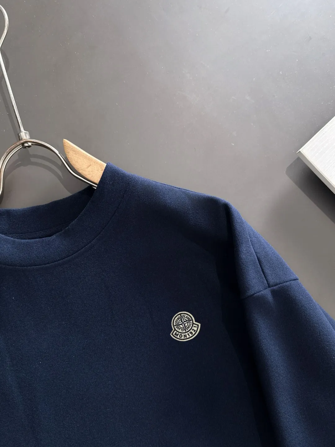 Next day shipment P360 Stone lsland/Stone Island Exclusive launch of 25ss new autumn and winter long sleeves Many celebrities have the same style. Craftsmanship that ordinary small workshops cannot copy. No matter in terms of materials, detail restoration and craftsmanship, we are not afraid of any challenges, just to provide you with wonderful products. Compare the top original versions at will. No expense is spared just to do better. Unique imported fabric feel. Purely imported German machine production. Precision operation and 10,000-needle density. A full set of new accessories with three standards can be customized simultaneously. The upper body is versatile and fashionable. The perfect choice for autumn and winter. A must-have item. Size chart: M to XL (or please state your height and weight when placing an order)